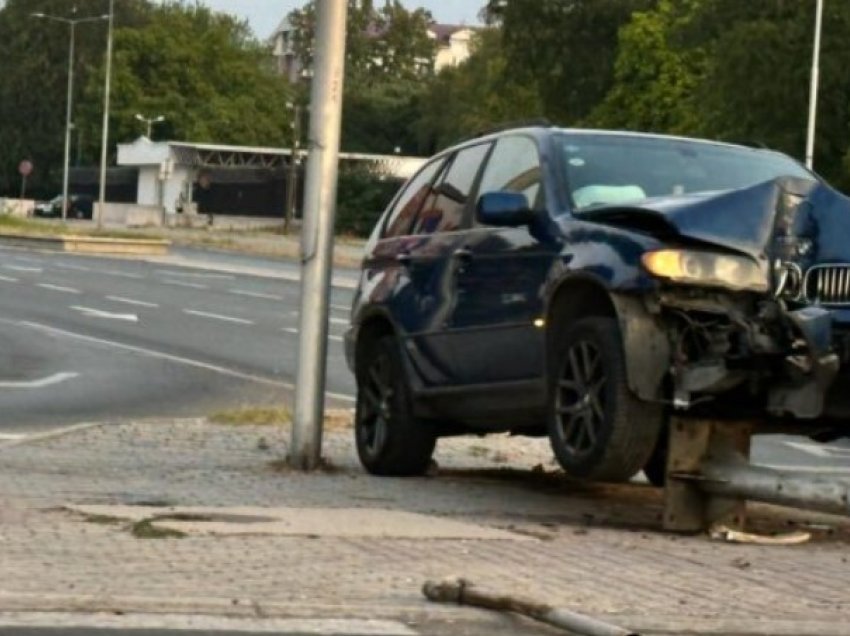 Aksident në Shkup, një makinë me shpejtësi të madhe godet shenjën e komunikacionit