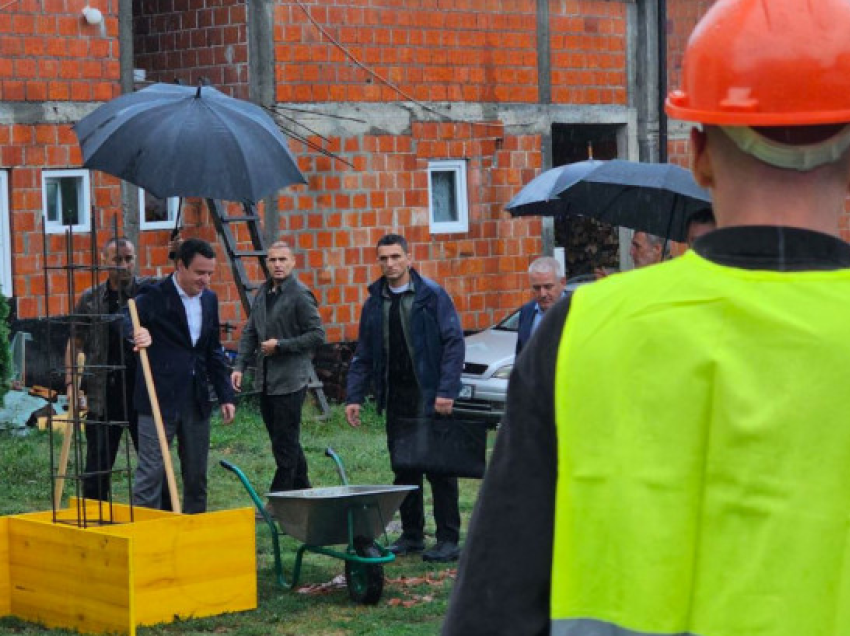 Pasi vendosën gurthemelin e stacionit policor, Kurti me Sveçlën shihen në një “fast food” të veriut