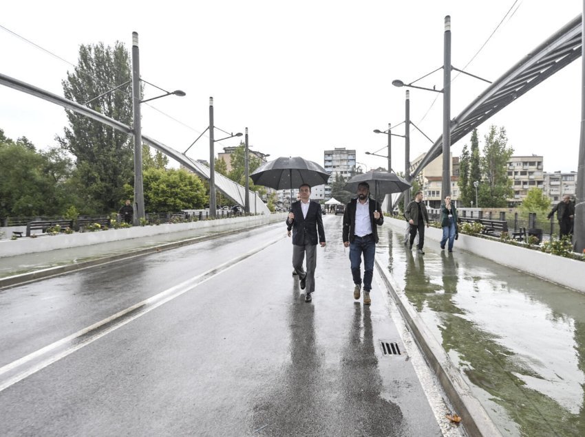 Vizita në veri, ZKM ndan foto të Kurtit duke kaluar mbi Urën e Ibrit e biseduar me ushtarët italianë