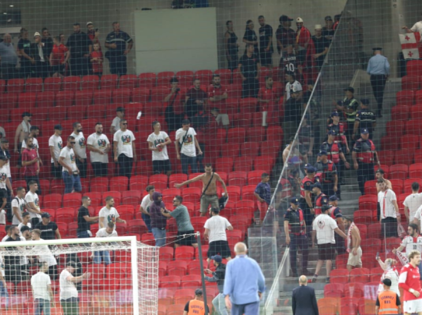 Trazira në shkallët e stadiumit, tifozët shqiptarë përplasen me ata gjeorgjianë pas përfundimit të ndeshjes