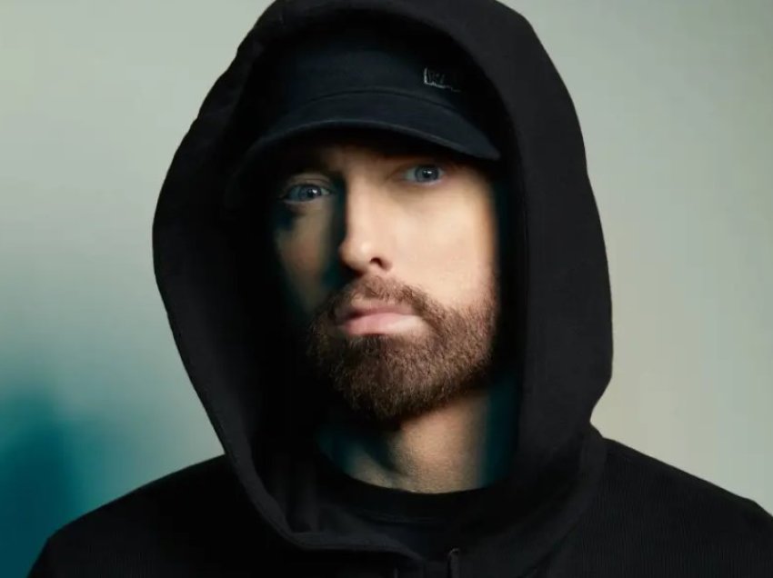 Eminem rikthehet në skenën e VMA-s, ja detyra që iu besua