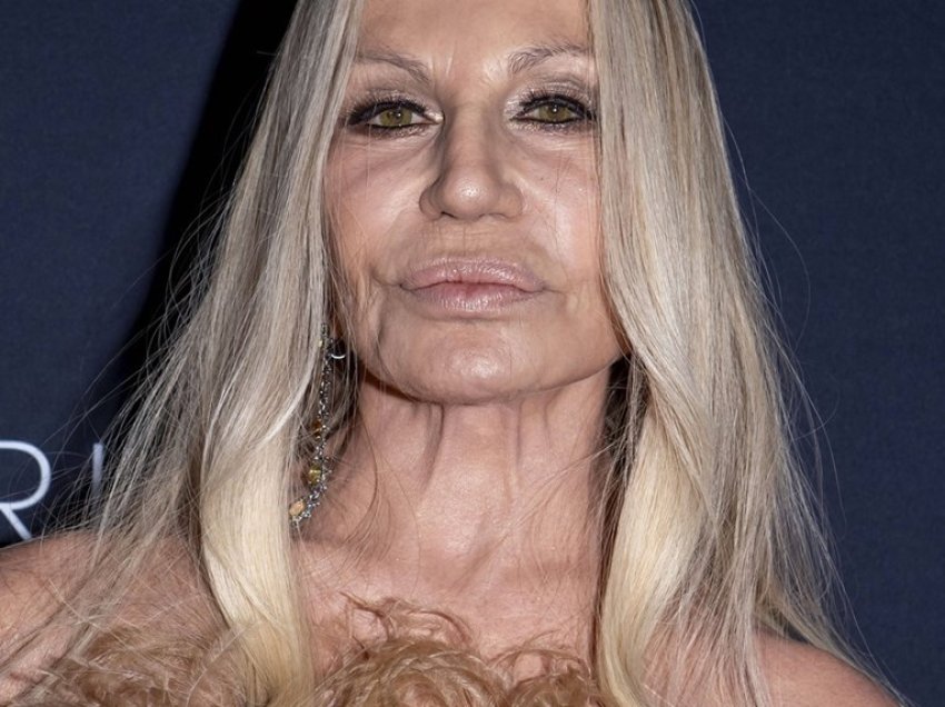 Donatella Versace fotografohet në publik, fansat ngelin të befasuar me pamjen e saj