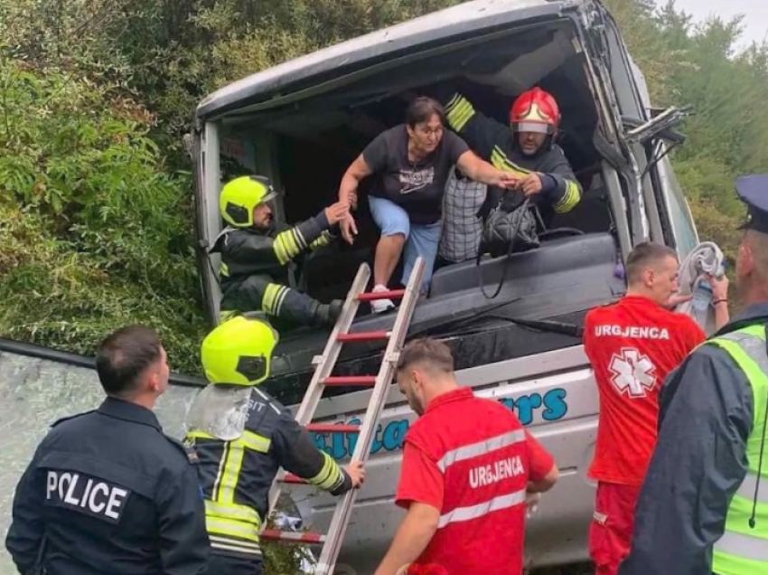 Si ndodhi aksidenti mes autobusit dhe kamionit në Carralevë që la të lënduar dhjetëra pensionistë?