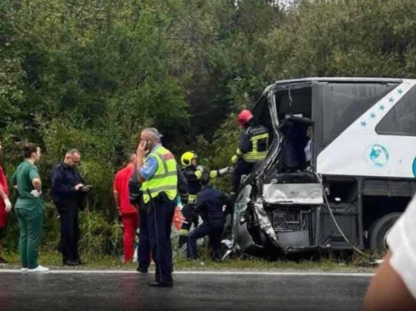 Aksident mes një kamioni dhe autobusi në rrugën Carralevë-Duhël, zjarrfikësit intervenojnë për nxjerrjen e pasagjerëve të lënduar