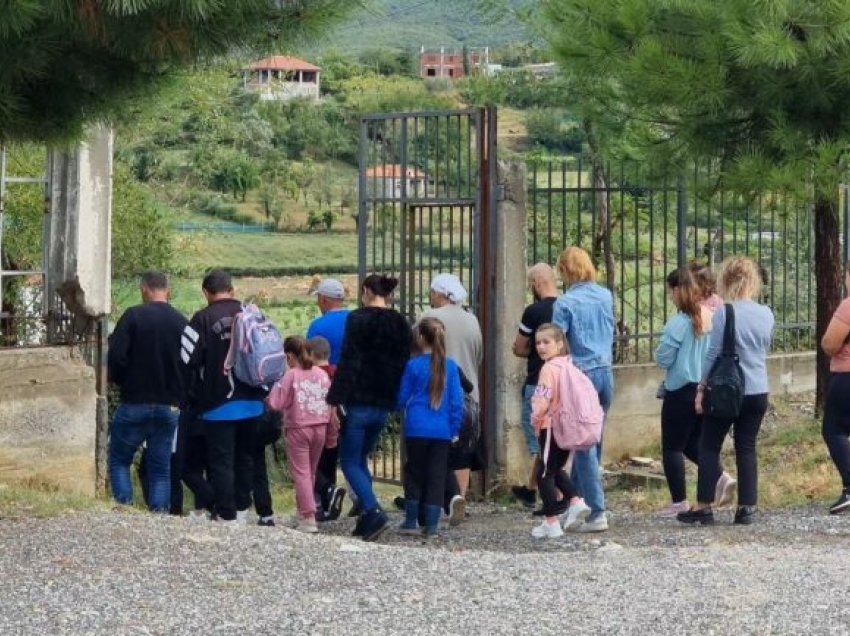 Nxënësit bojkotojnë mësimin në Klos, mësohet shkaku