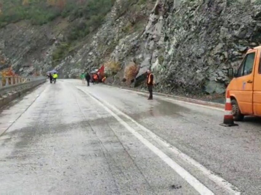 Rrëshqitje dherash në aksin Elbasan-Librazhd, qarkullimi me një korsi krijon trafik