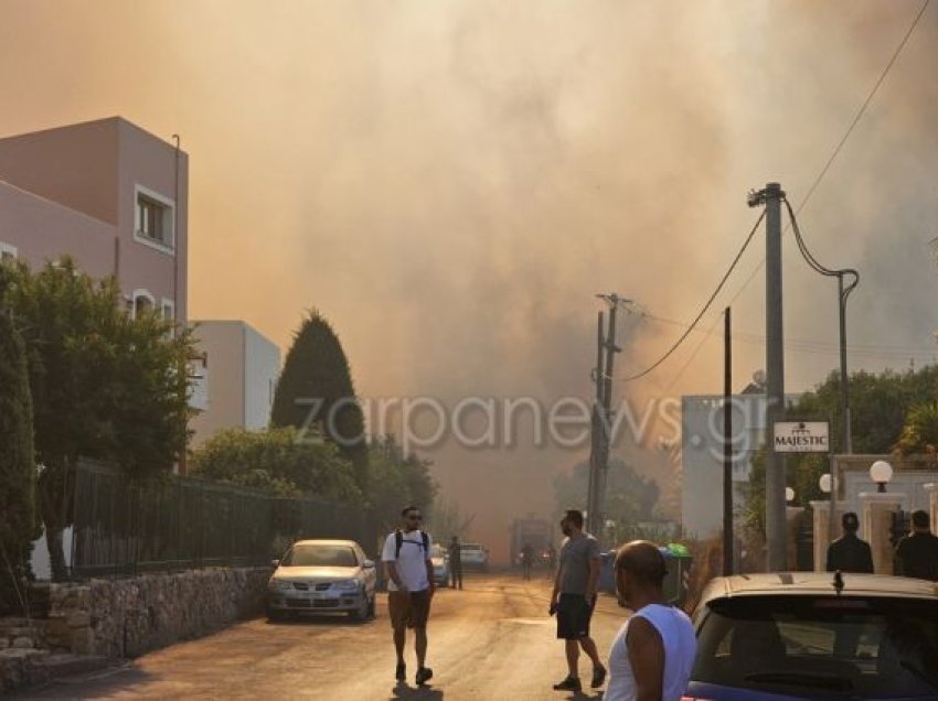 Zjarr në Chania, rrezikohen hotele dhe shtëpi/ Evakuohen dy ndërtesa