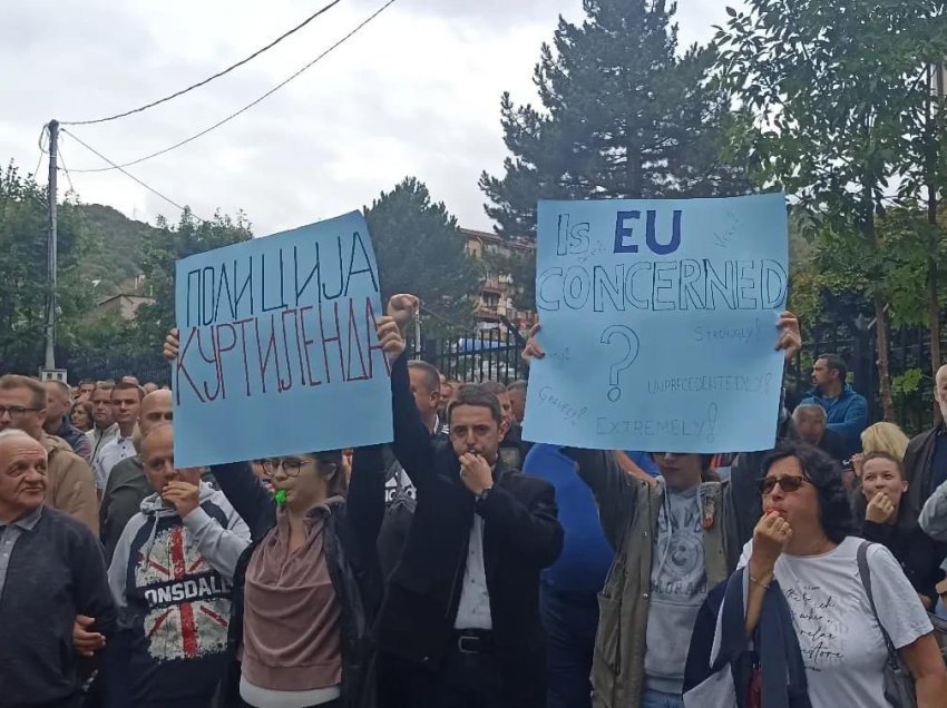 Serbët lokalë protestojnë para stacionit të Policisë në veri të Mitrovicës, kjo është arsyeja