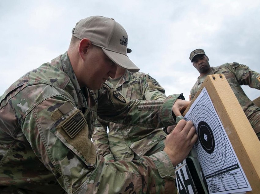 Ushtarët amerikanë të KFOR-it zhvilluan trajnim për ndërprerjen e pajisjeve të pashpërthyera në Drenicë