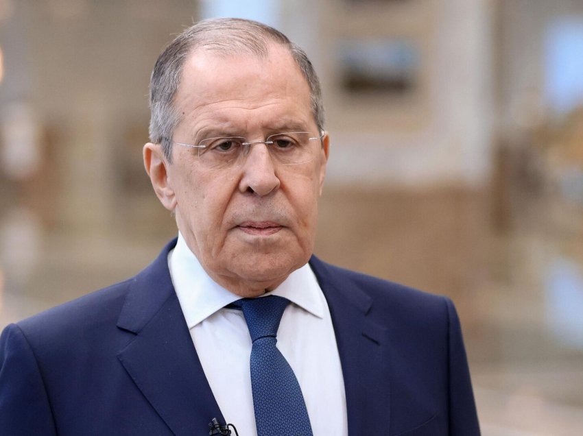 Lavrov i bashkohet propagandës së Vuçiqit: Po tentojnë që serbët t’i dëbojnë në heshtje nga Kosova