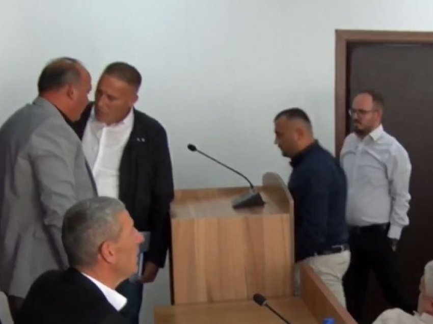 VV-ja në Podujevë: Asambleisti i LDK-së tentoi ta sulmojë fizikisht kryetarin Bulliqi, rasti është në polici