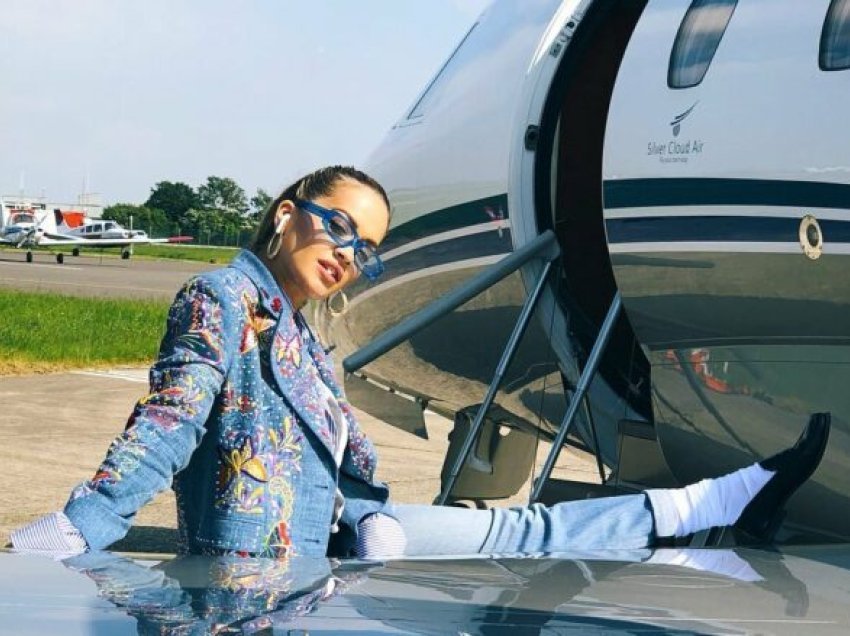 Rita Ora: Udhëtoj shpesh për shkak të punës, aeroplani është bërë shtëpia ime