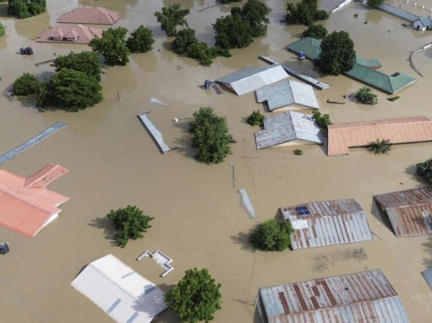 Gati 40 të vrarë, mbi 414,000 të prekur nga përmbytjet në verilindje të Nigerisë