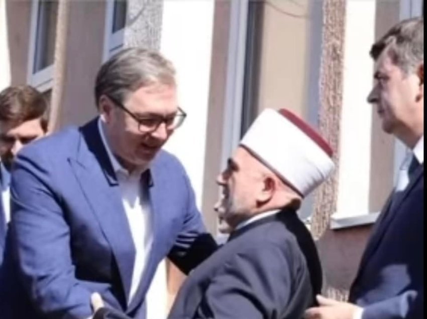 “Ne nuk jemi shqiptarë. Jemi muslimanë”, avokati Koci reagon ndaj hoxhës nga Sanxhaku – ia publikon foton me Vuçiqin!