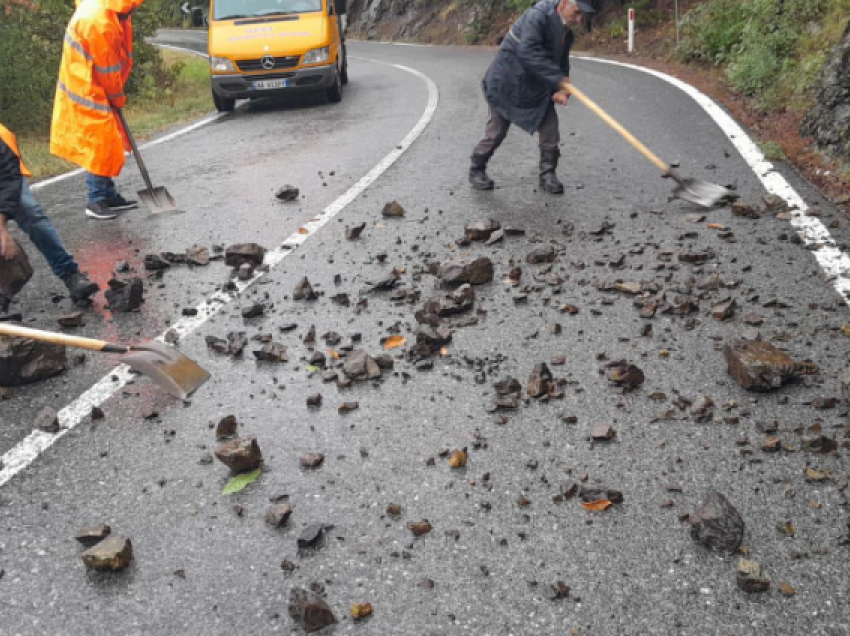 Rrëshqitje dheu pas reshjeve në Shqipëri, bllokohen përkohësisht disa rrugë