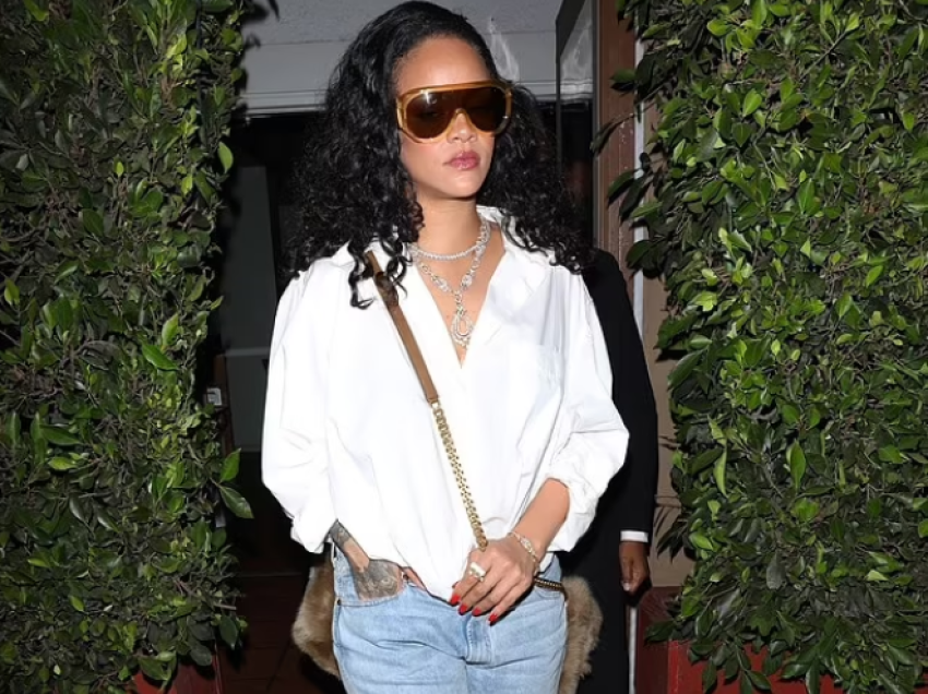 Rihanna shfaqet me një stil të thjeshtë, teksa del nga restoranti i saj i preferuar në Santa Monica