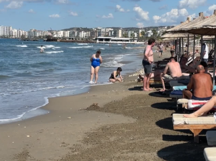 Pushuesit e vjeshtës! Të huajt nuk tremben nga moti, italianët dhe anglezët mbushin Vlorën