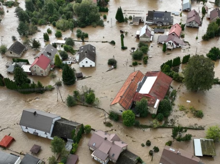 Shirat e rrëmbyer dhe përmbytjet shkaktojnë viktima dhe evakuime masive në Evropën Qendrore