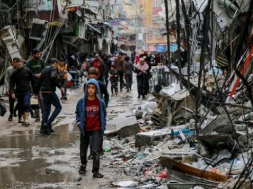 “Nuk kemi asnjë sekondë për të humbur”, shefja e OKB-së për ndihmën në Gaza: Po i lëmë civilët në baltë! Situata është katastrofike