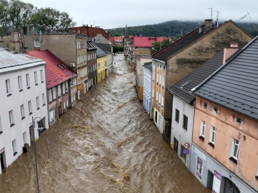 Evropa Qendrore vazhdon të luftojë me shira e përmbytje