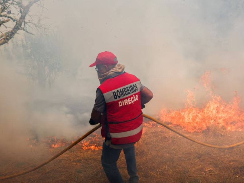 Të paktën dy persona vdesin nga zjarret që goditën Portugalinë