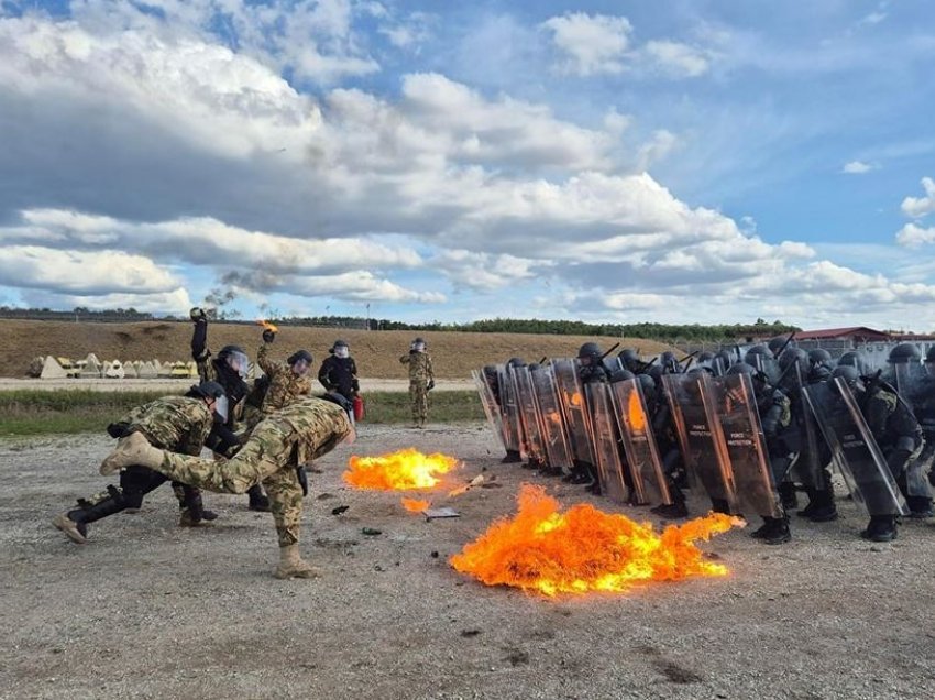 Ushtarët shqiptarë në KFOR kryejnë trajnim kundër zjarrit