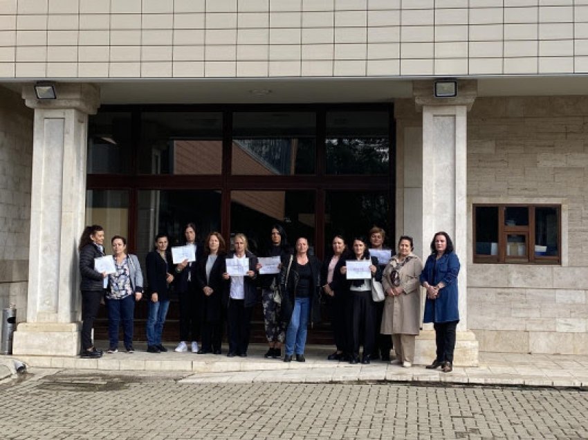 ​Në shenjë solidariteti me punëtorët teknikë të Kuvendit, Kolektivi Feminist paralajmëron protestë