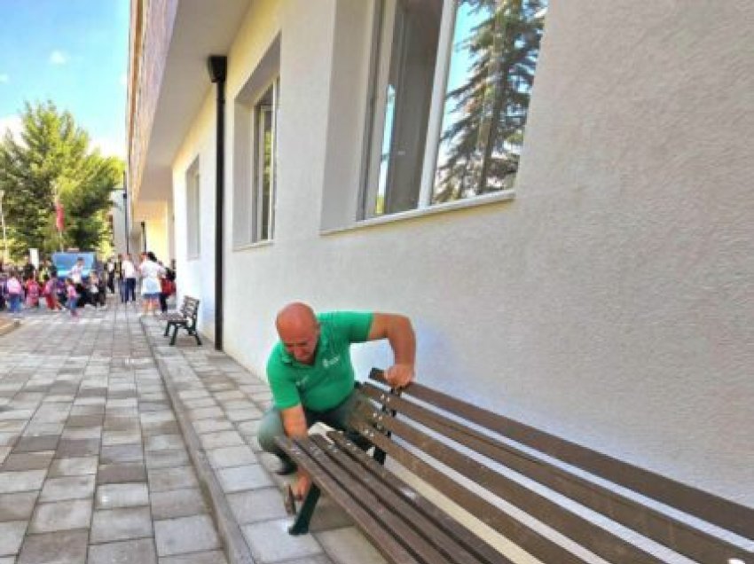 Bashkia e Tiranës vendos stola të rinj dhe riparon ato të dëmtuar në kryeqytet