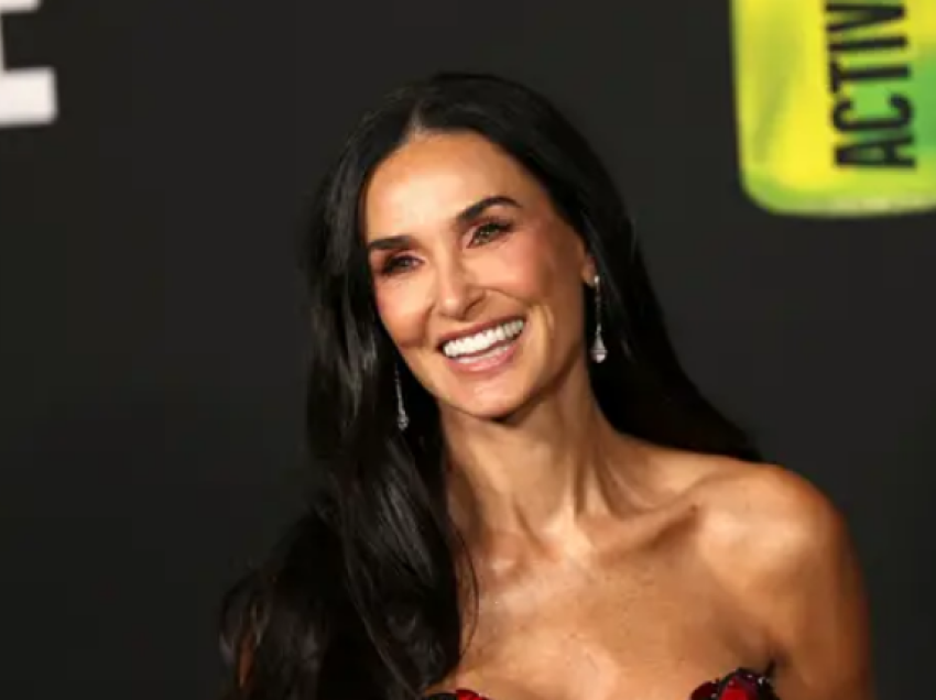 Demi Moore mahnit në tapetin e kuq, vesh fustanin që kushton rreth 20 mijë euro