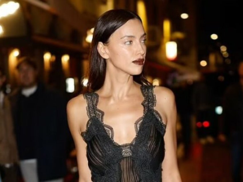 Irina Shayk mahnit me një fustan të tejdukshëm në eventin e “Vogue” 