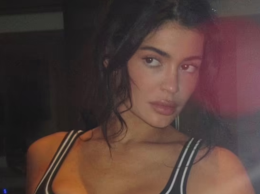 Kylie Jenner nxjerr gjoksin në Instagram 