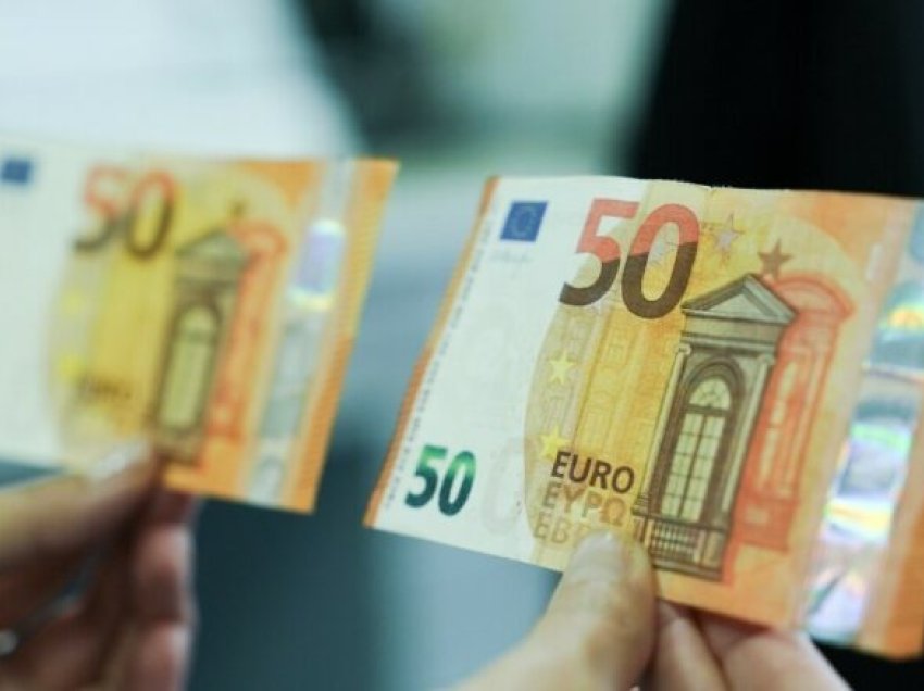 Euro këmbehet sot për 99.25 lekë, ekspertët: Pas shtatorit mund të ketë tendenca të lehta rritëse