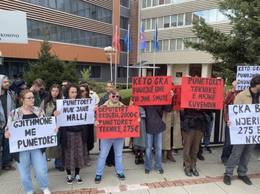 Kolektivi Feminist proteston në shenjë mbështetjeje për punëtoret teknike të Kuvendit