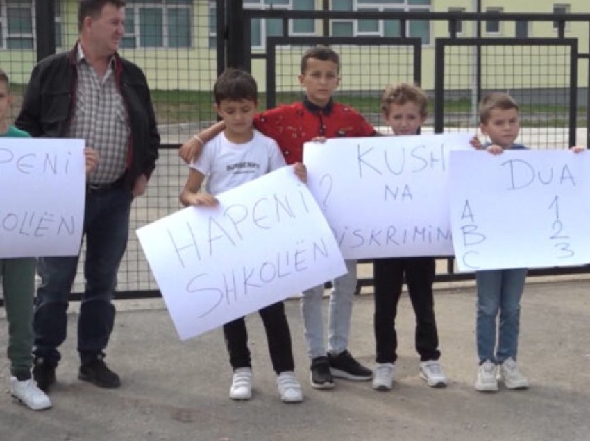 Vizbeg: Banorët bashkë me fëmijët në protesta, kërkojnë hapjen e shkollës