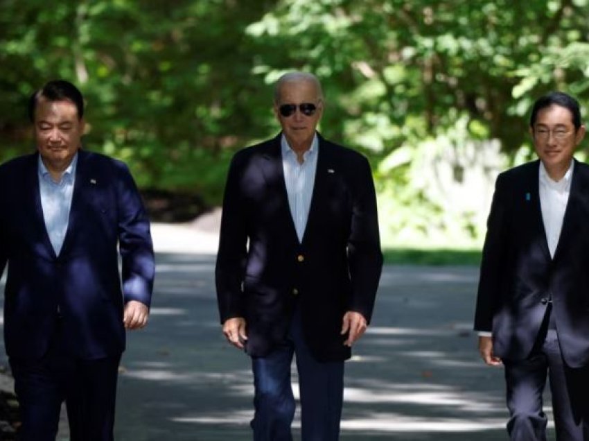 Presidenti Biden dhe kryeministri japonez diskutojnë shqetësimet mbi Detin e Kinës Jugore