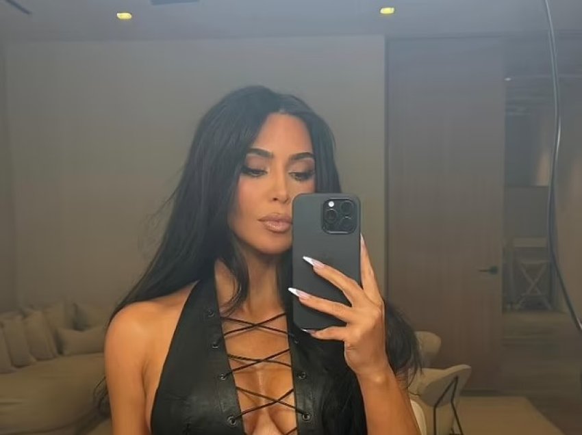 Kim Kardashian tregon dekoltenë e saj me një veshje provokuese, në fotografitë e fundit