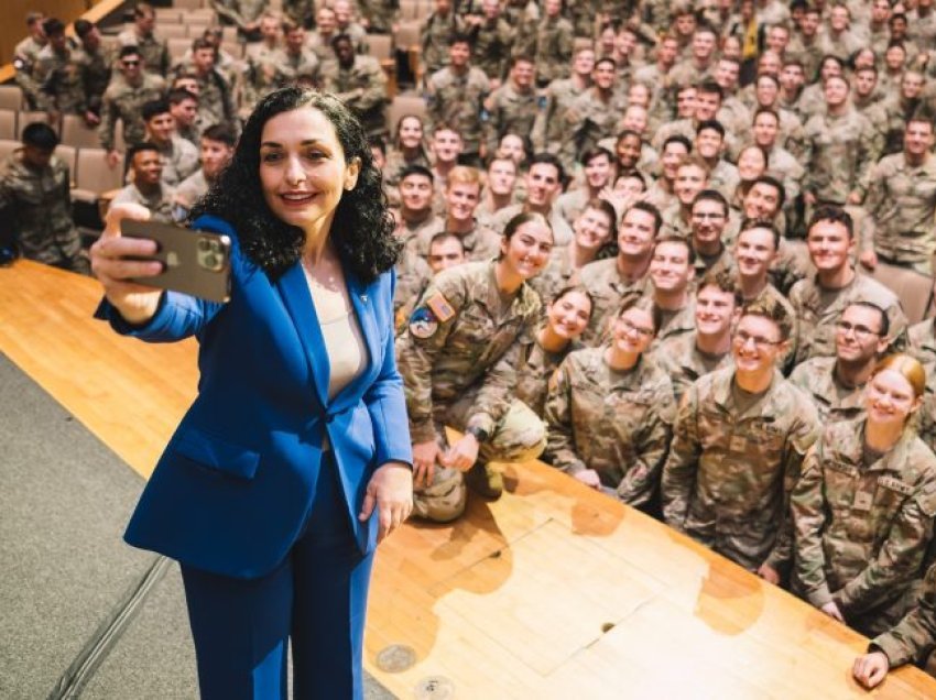 Presidentja Osmani publikon tjera fotografi nga pritja në West Point