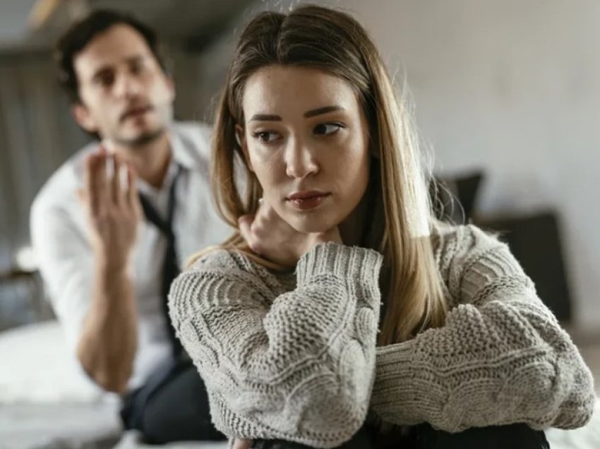 Divorci emocional: 10 shenjat që tregojnë që po e përjeton në lidhjen tënde