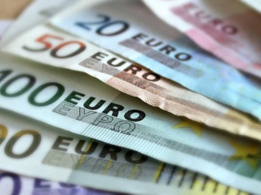 Pas një rritjeje afatshkurtër në gusht, Euro pëson rënie kundrejt dollarit