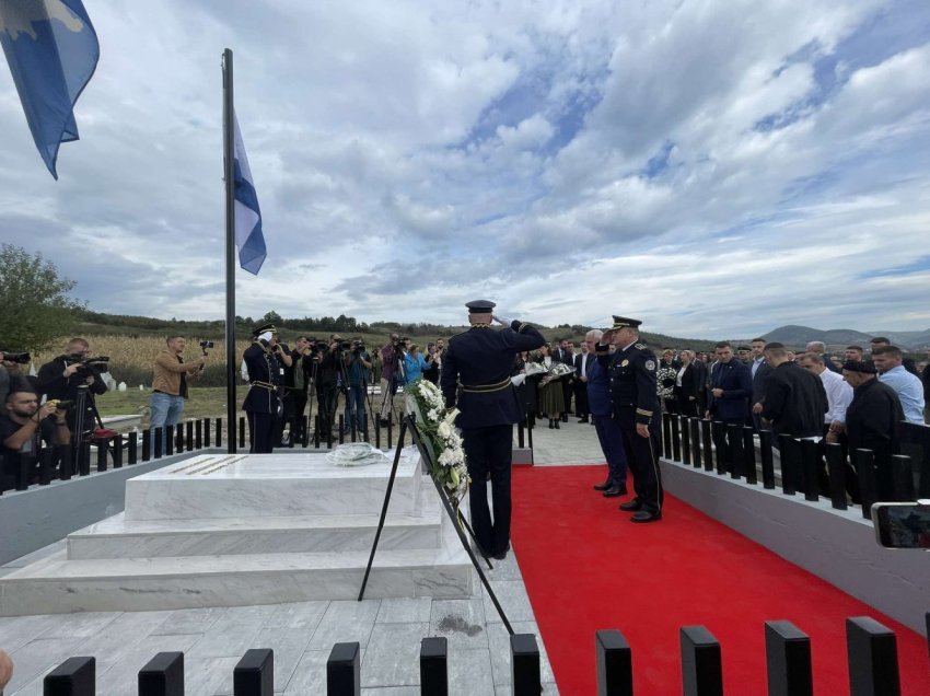 Një vit nga sulmi në Banjskë/ Krerët e shtetit e ambasadorë bëjnë homazhe në nderim të heroit Afrim Bunjaku