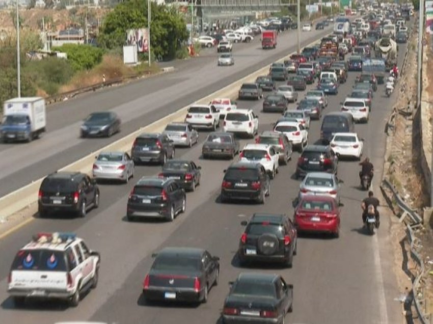 Në radhë për bukë e karburant! Libanezët largohen nga shtëpitë e tyre, trafik i rënduar në qytete