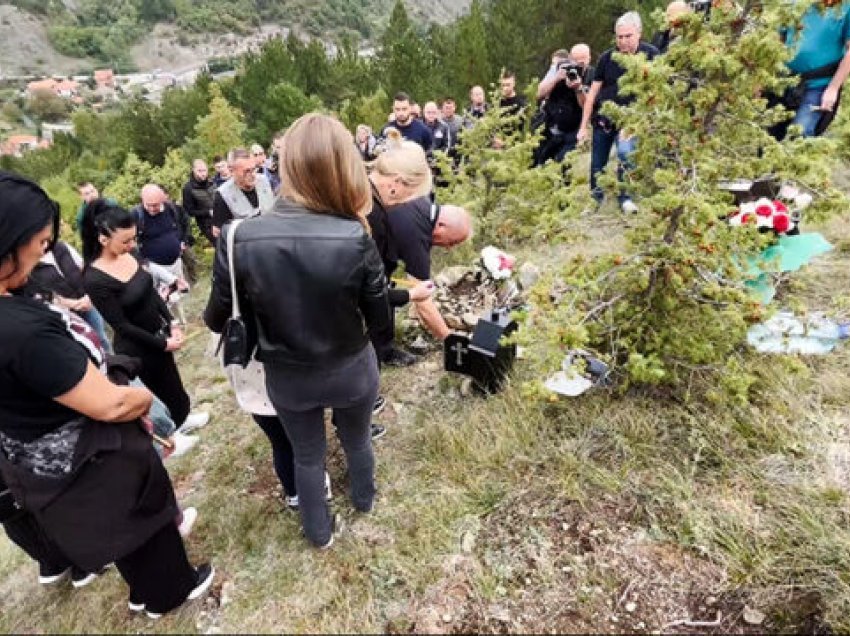 Familjarët e terroristëve të vrarë ndezin qirinj në Banjskë