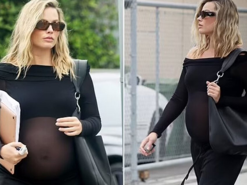 Margot Robbie shfaq barkun e rrumbullakosur në një bluzë transparente të zezë, ndërsa bëhet gati për filmin e ri