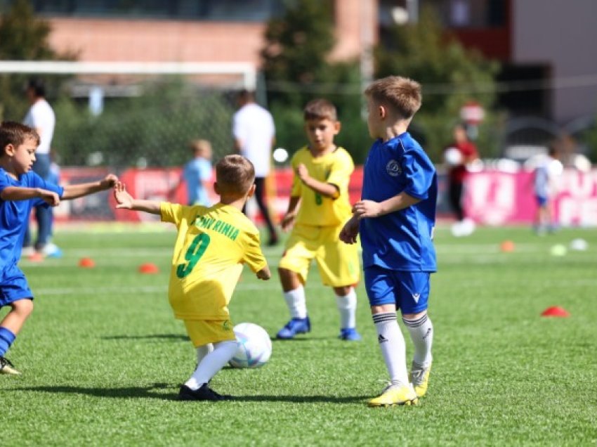 Mbi 100 fëmijë argëtohen në festivalin e futbollit të organizuar nga FSHF