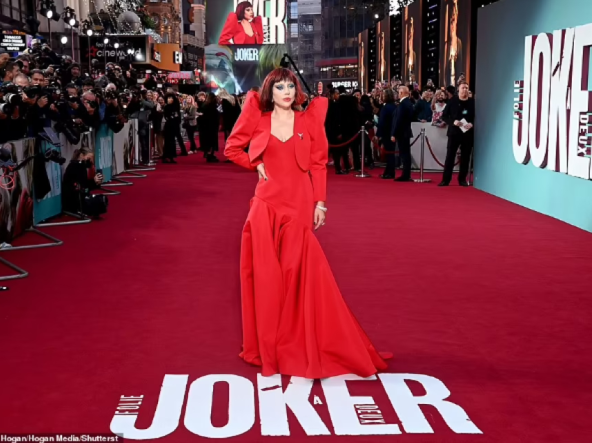 Lady Gaga mahnit me një fustan të kuq në premierën e filmit “Joker 2” në Mbretërinë e Bashkuar, krahas të fejuarit të saj