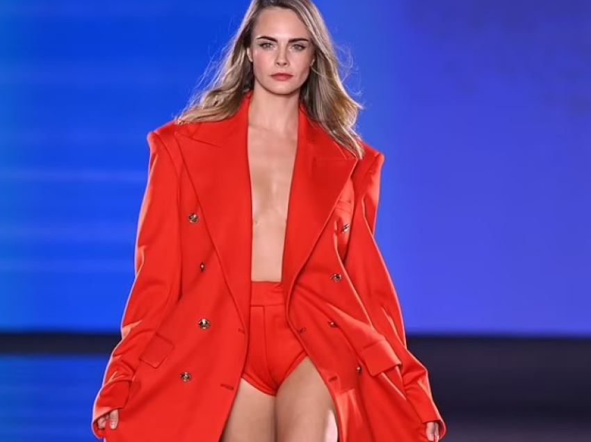 Cara Delevingne merr tërë vëmendjen në një pallto të kuqe dramatike në shfaqjen “L’Oreal”