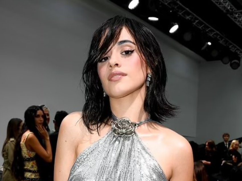 Camila Cabello shfaqet me një parukë dhe një fustan argjendi në shfaqjen e modës “Rabanne”