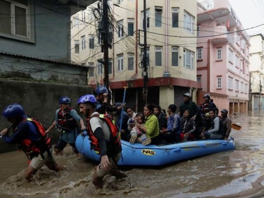 Përmbytje dhe rrëshqitje të tokës në Nepal, 66 viktima e dhjetëra të zhdukur