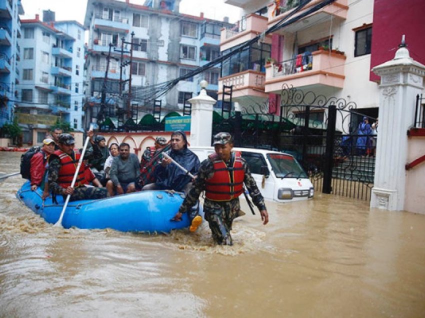 ​Shirat e rrëmbyeshëm godasin Nepalin