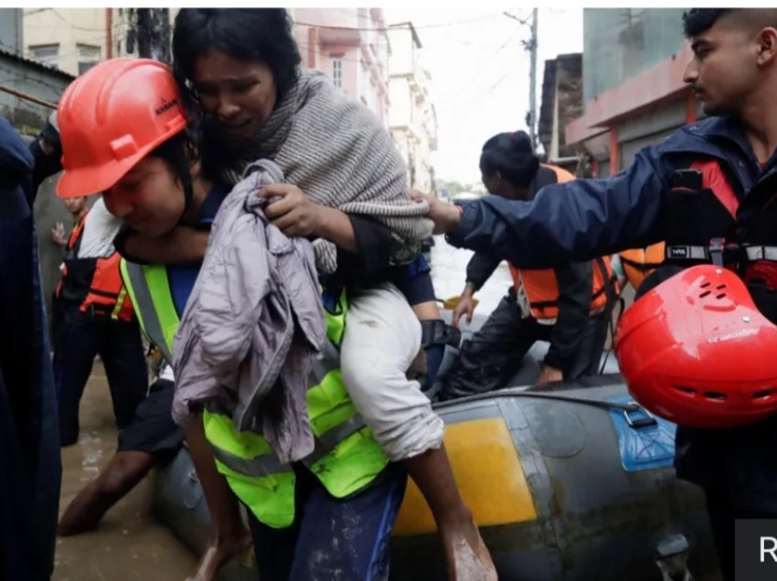 Të paktën 66 të vdekur dhe dhjetëra të zhdukur nga përmbytjet në Nepal